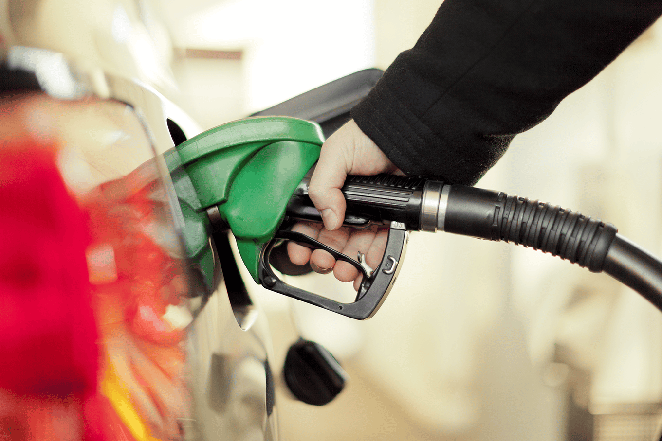 carro abastece em posto de combustivel