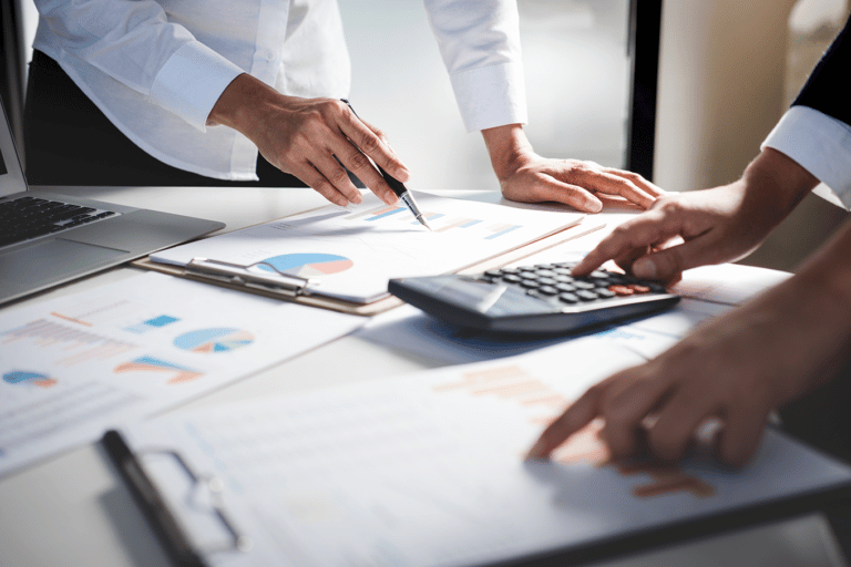 Mãos de dois empresários em uma mesa indicando diálogo sobre negócios