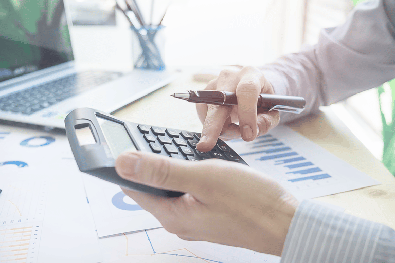 homem utiliza calculadora