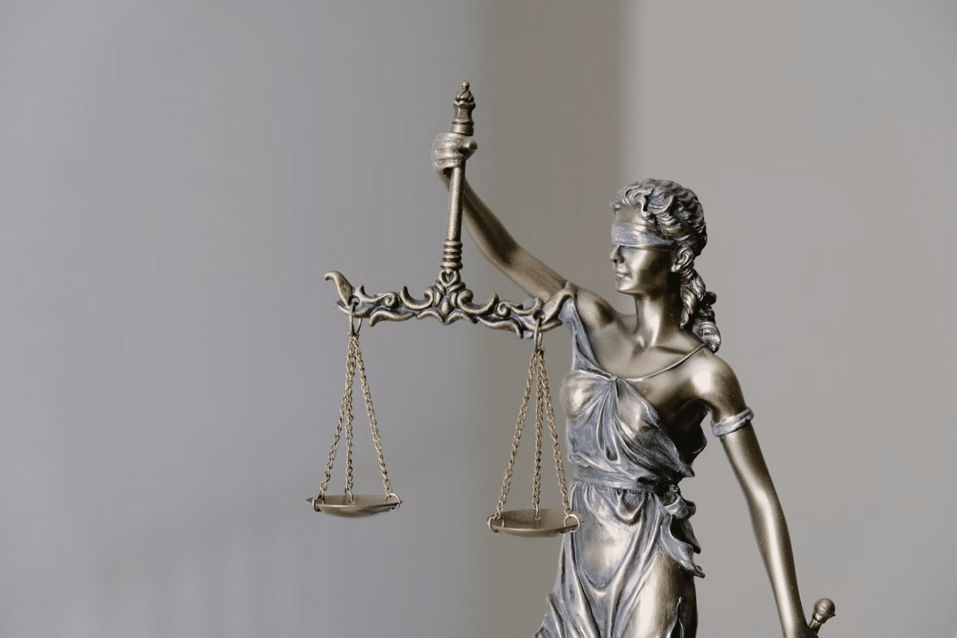 Estátua da justiça em tamanho pequeno.